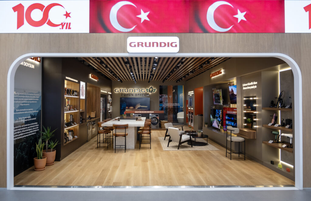 Modern Grundig ev aletleri showroomu, 100. yıl Türk bayrağı temalı iç mekan