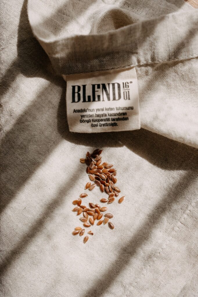 Keten kumaş üzerinde Blend 16_01 etiketi ve keten tohumları