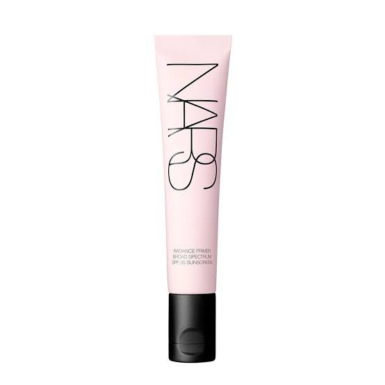 Açık pembe NARS Radiance Primer SPF 35 güneş kremi tüpü