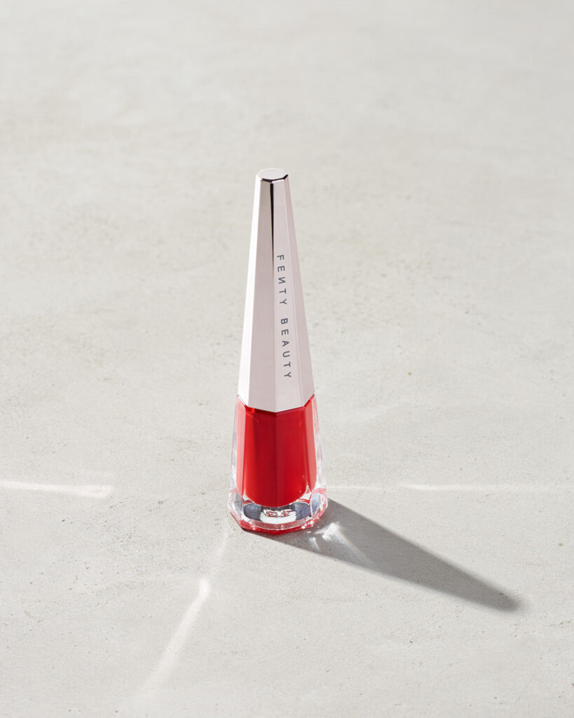 Fenty Beauty kırmızı sıvı ruj beyaz zeminde ışıklı gölgeyle