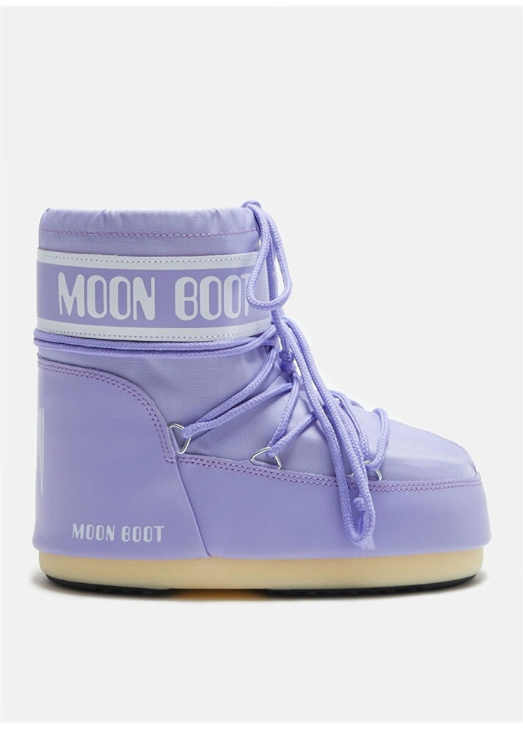 Mor renkli Moon Boot kışlık bot beyaz zemin üzerinde