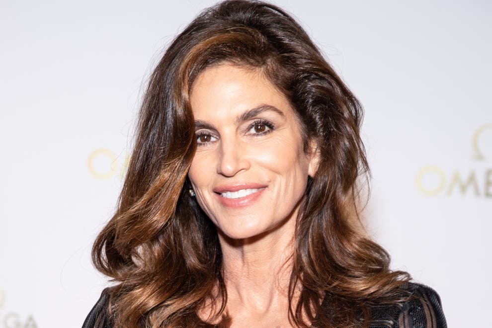 Cindy Crawford'un kahverengi saçlı gülümsediği yakın çekim portresi