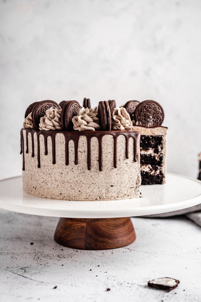 Oreo kurabiyeleri ve çikolata damlalı dilimi kesilmiş katmanlı pasta