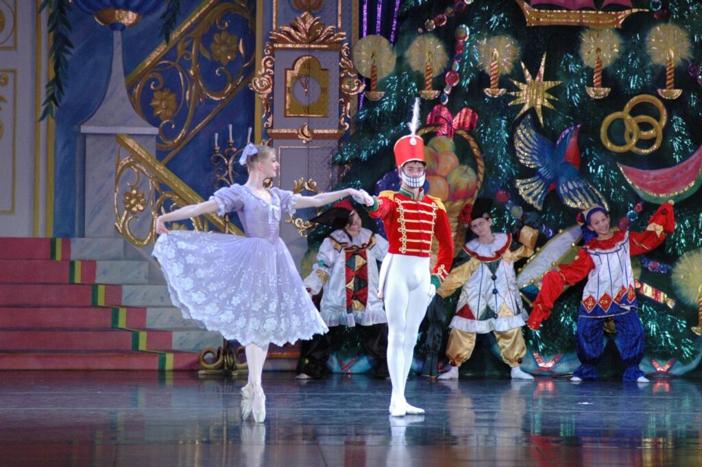 Fındıkkıran balesinden mor elbiseli balerin ve asker kostümlü dansçı performansı