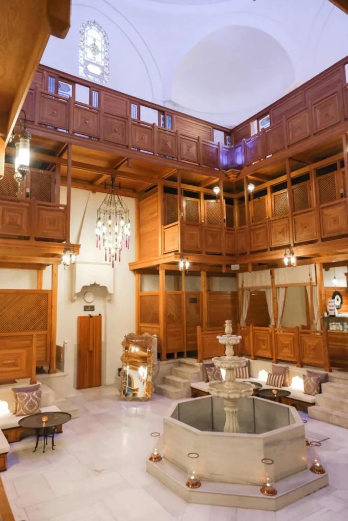 Geleneksel ahşap işçiliği, mermer fıskiyeli geniş bir hamam iç mekanı