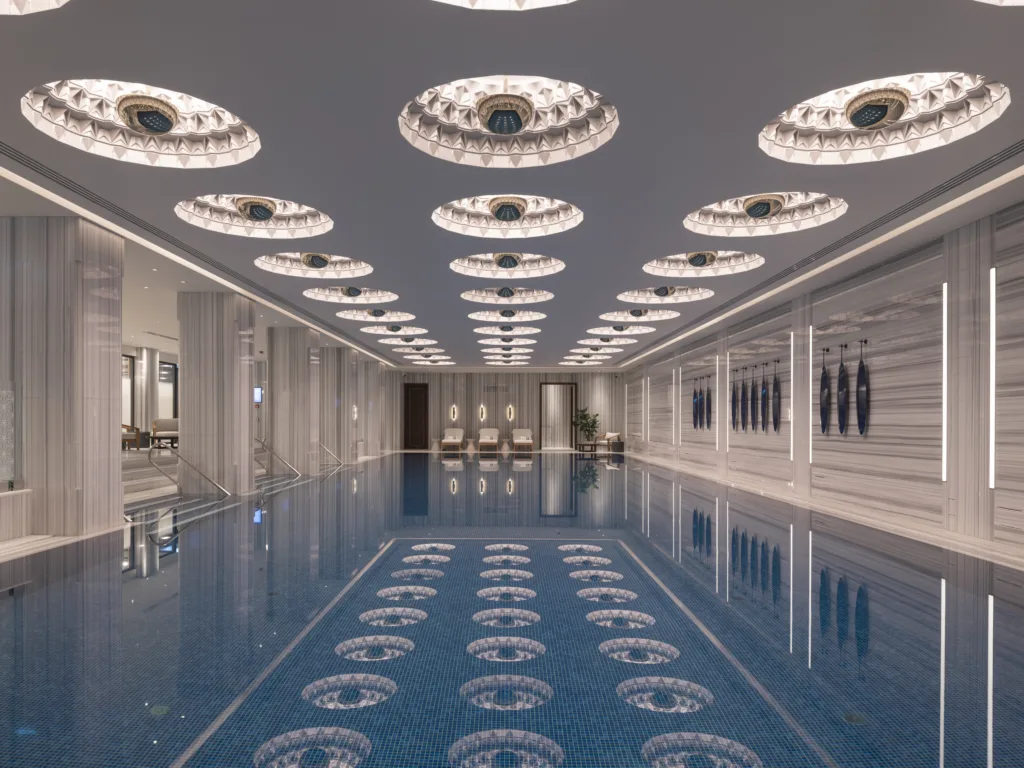Lüks otel yüzme havuzu dekoratif tavan lambaları ve mermer duvarlarla