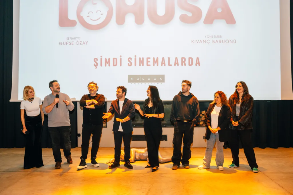 Lohusa filminin oyuncuları ve ekibi film galasında sahneden selamlıyor