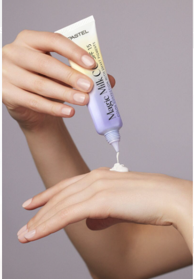Eller Pastel Magic Milk SPF 15 krem tüpünden cilde ürün sıkıyor