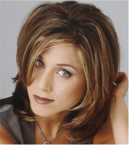 Jennifer Aniston katlı balyajlı saçları ve mavi gözleriyle bir portre