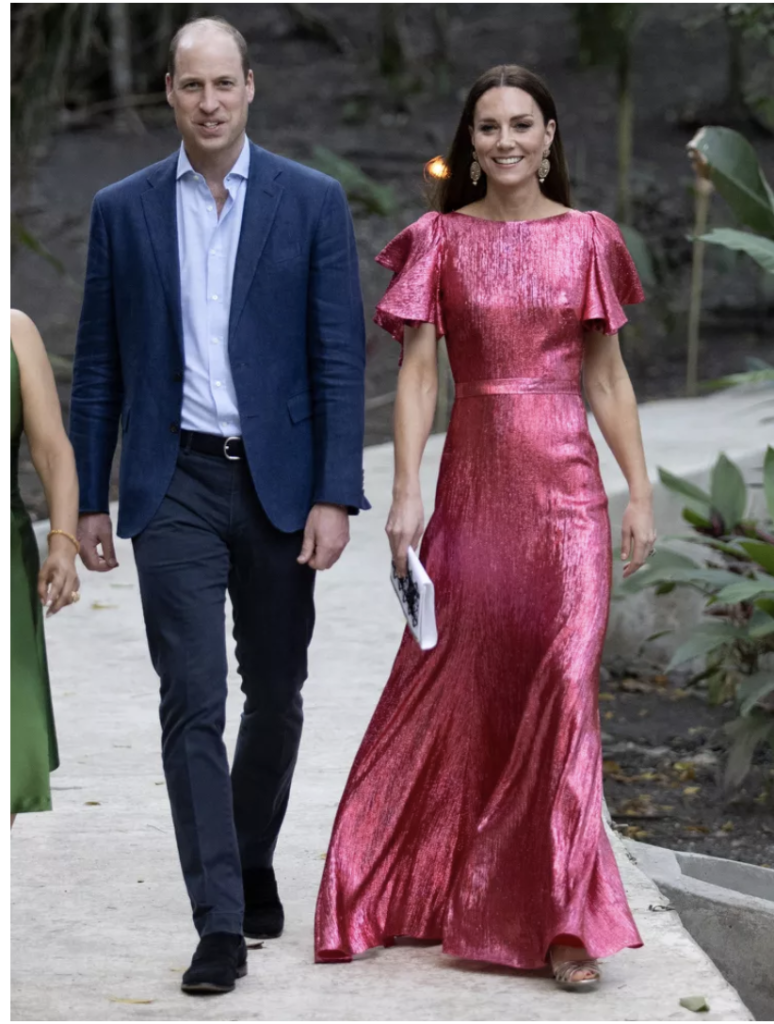 Prens William mavi ceketli Kate Middleton pembe parlak elbiseli yürüyor