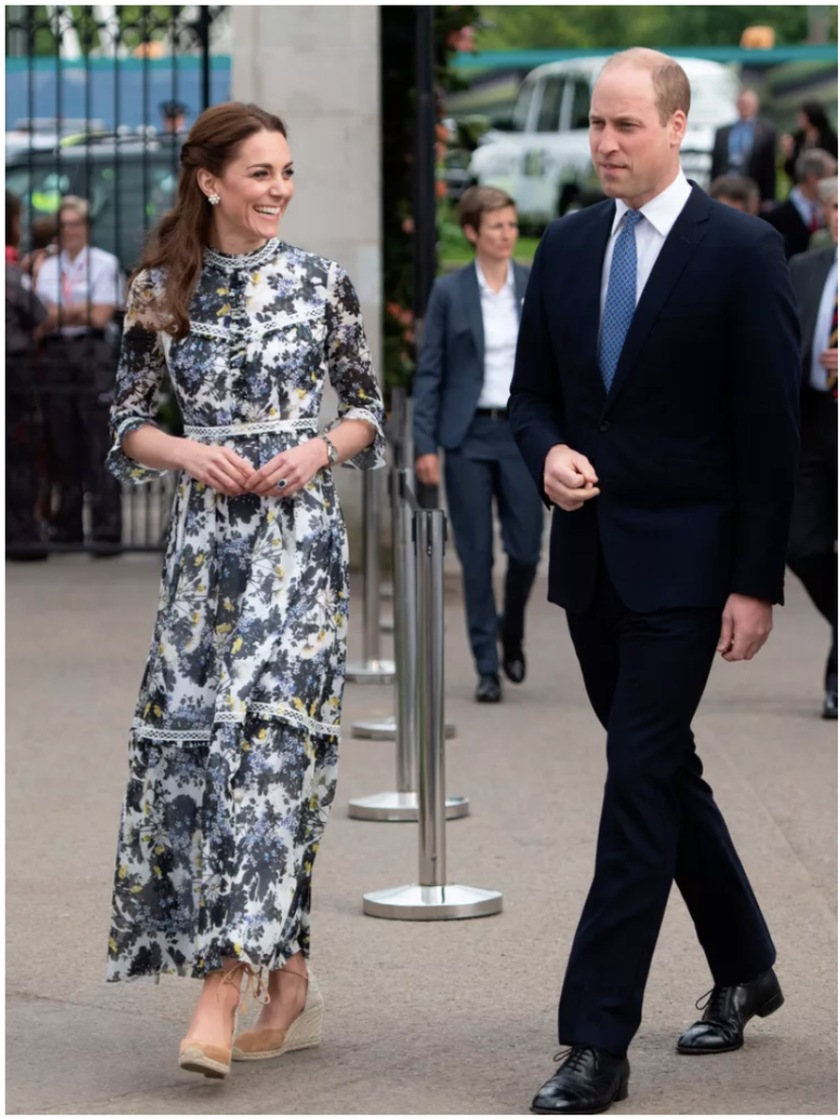 Gülümseyen Kate Middleton çiçekli elbiseyle, Prens William takım elbiseyle yürüyorlar