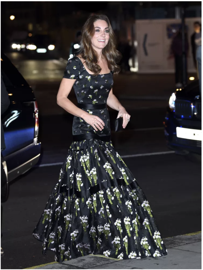 Kate Middleton siyah çiçekli elbisesiyle gülümsüyor gece etkinliğinde