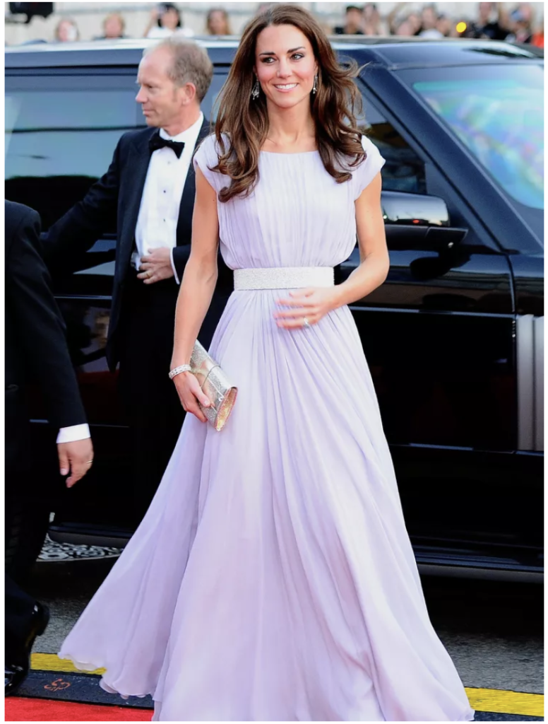 Kate Middleton uzun açık mor elbisesiyle kırmızı halıda gülümsüyor