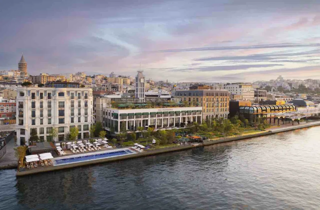 İstanbul'da deniz kenarında şehir manzarası, Galata Kulesi ve havuzlu otel