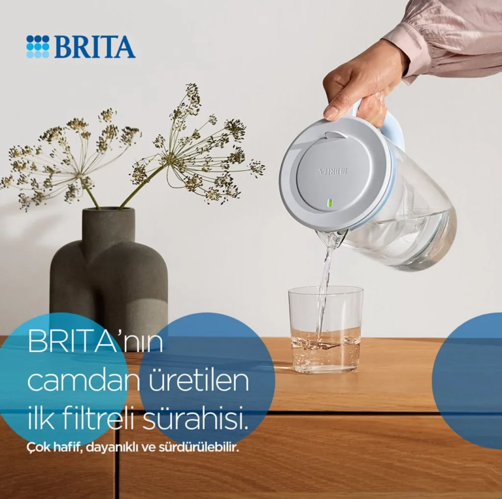 Brita'nın camdan üretilen ilk filtreli sürahisinden bardağa su dökülüyor