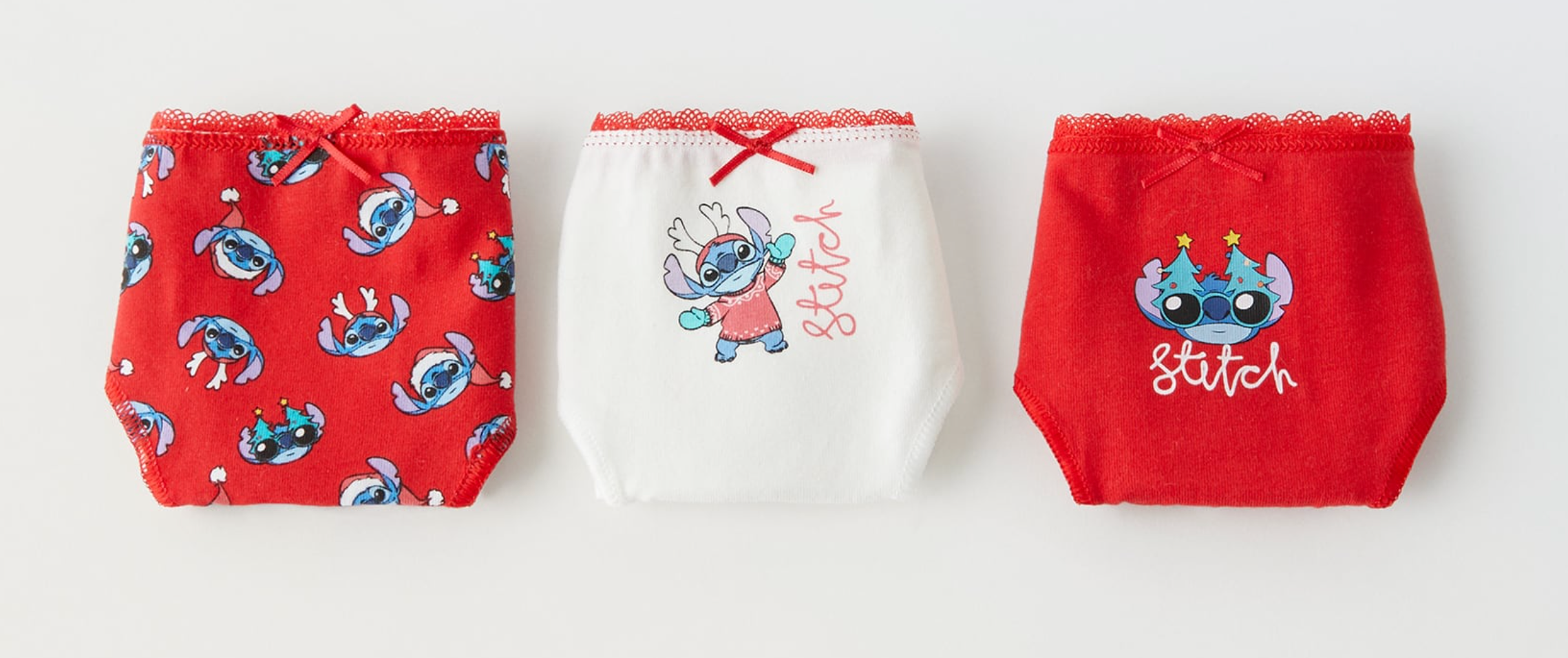 Noel temalı kırmızı ve beyaz renklerde Disney Stitch külotları