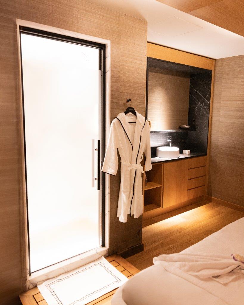 Lüks spa odası duş bornoz lavabo ahşap zemin masaj masası