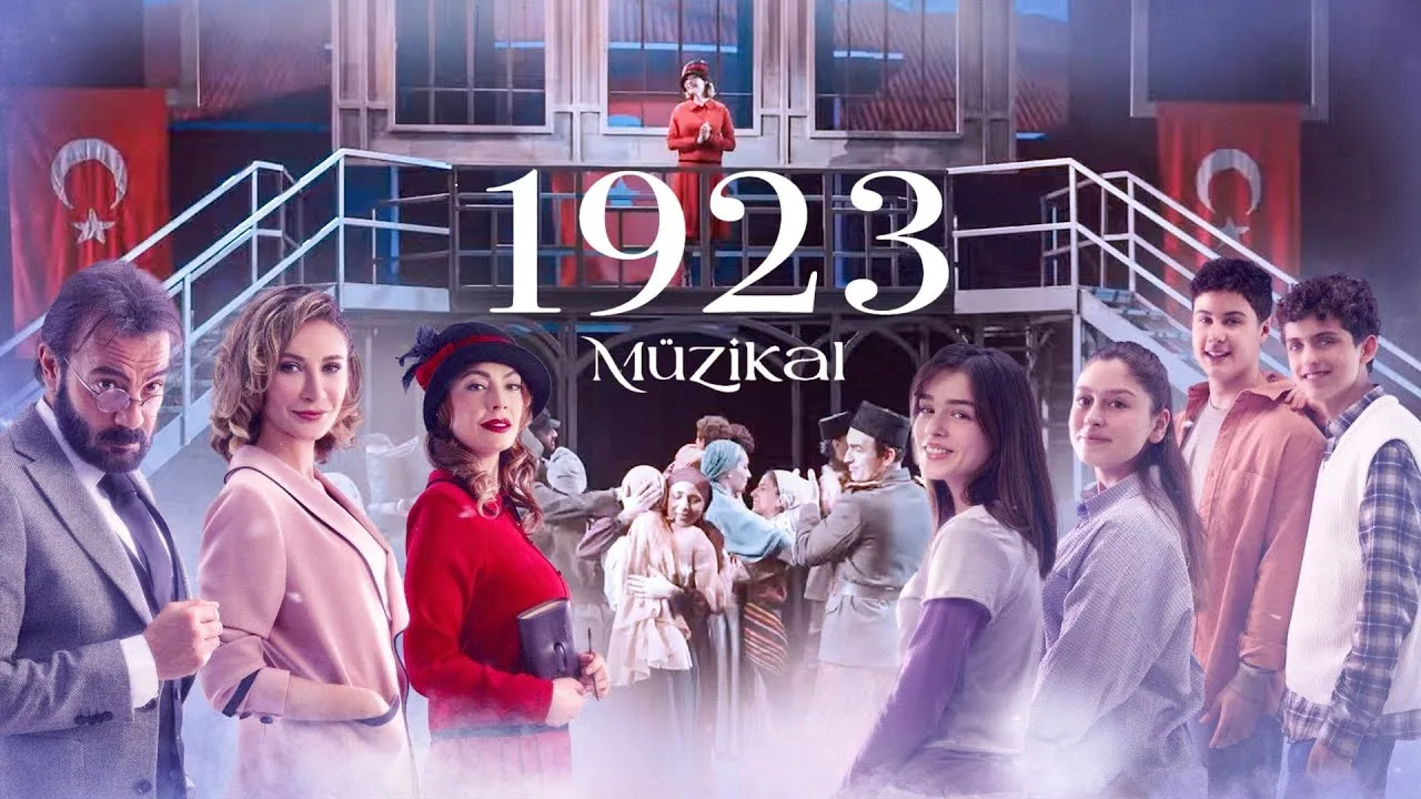 1923 Müzikal afişi, Türk bayraklı sahnede tarihi ve modern kostümlü oyuncular