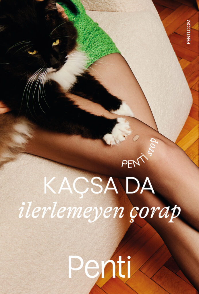 Kedi kucakta, kaçmayan Penti çoraplarını gösteren bacaklar
