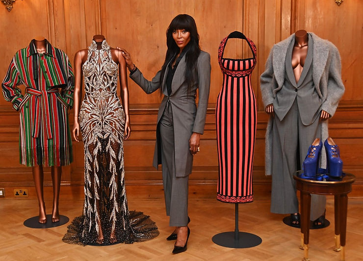Naomi Campbell moda kıyafetleriyle mankenler arasında poz veriyor