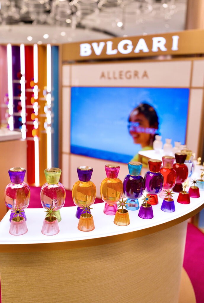Bvlgari Allegra renkli parfüm şişeleri mağaza teşhir standında