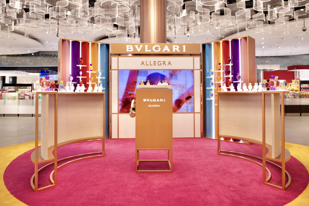 Bvlgari Allegra parfüm standı, renkli ve modern mağaza içi sergi