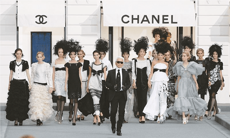 Karl Lagerfeld modellerle Chanel defilesi finalinde podyumda yürüyor