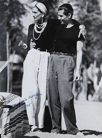Coco Chanel ve bir erkek omuz omuza siyah beyaz şık görüntü