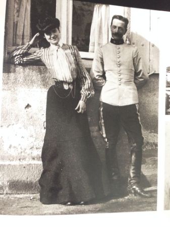 Vintage fotoğraf: askeri üniformalı adam ve uzun elbiseli kadın