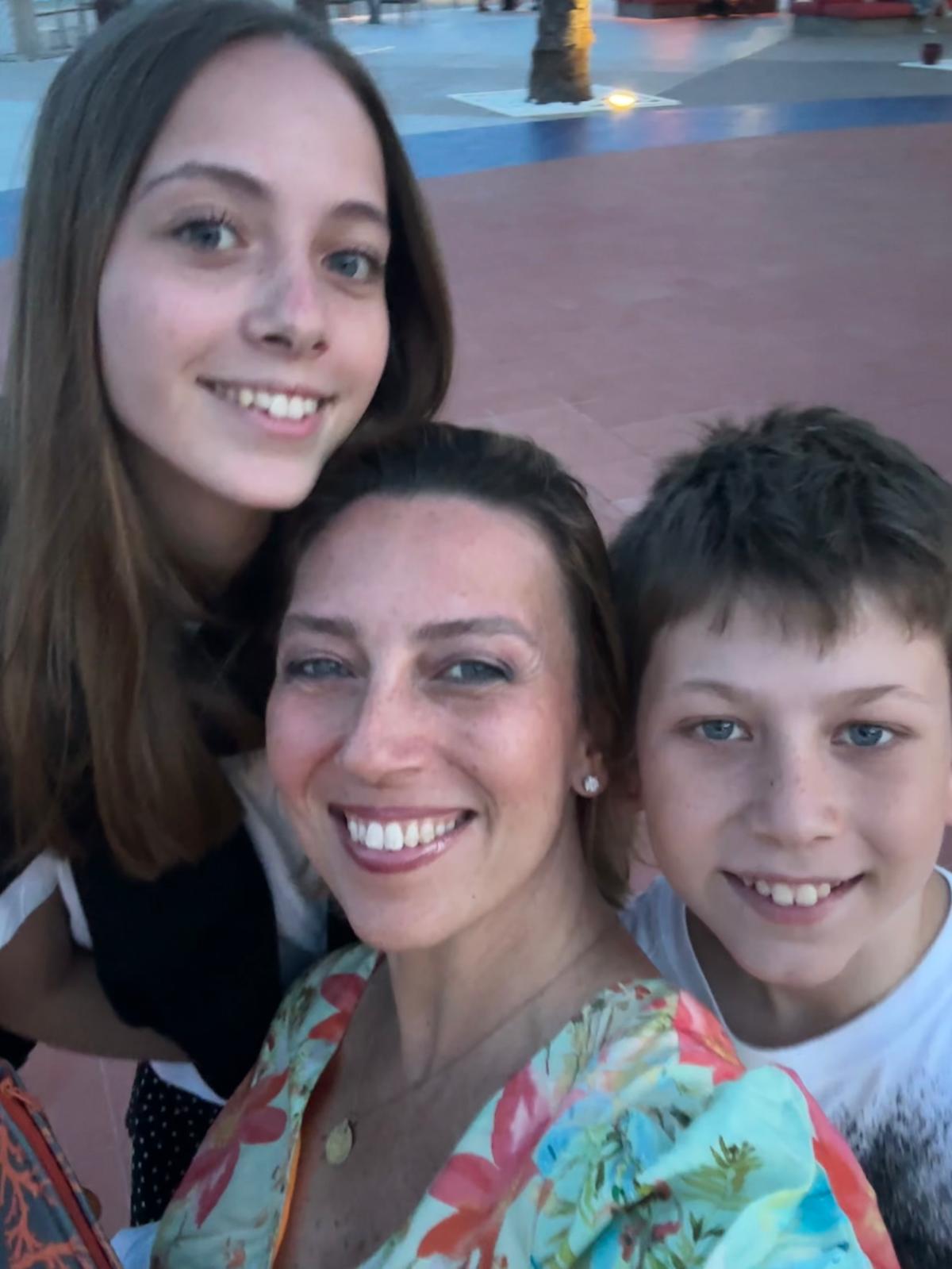 Gülümseyen anne kızı ve oğlu yakın çekim aile fotoğrafı