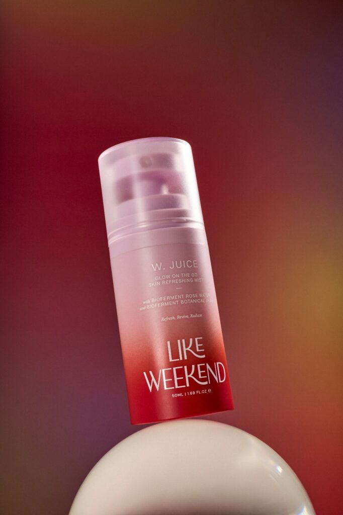 W. Juice cilt yenileyici mist beyaz küre üzerinde pembe kırmızı arka planda