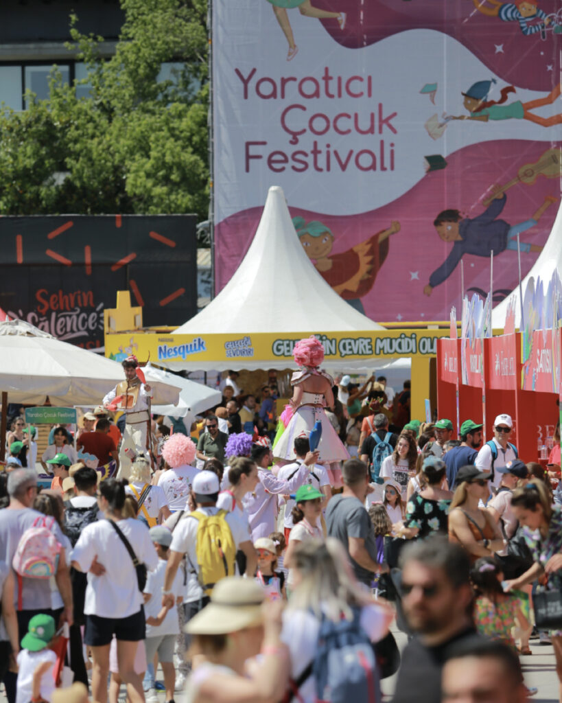 Yaratıcı Çocuk Festivali'nde kostümlü insanlar ve coşkulu kalabalık