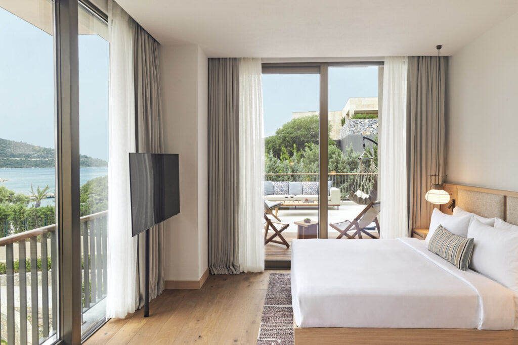 Modern yatak odası deniz manzaralı balkon ve yeşillikler içinde teras
