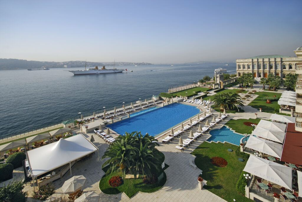 İstanbul Boğazı manzaralı lüks otel havuzlar tekneler ve yeşil bahçeler