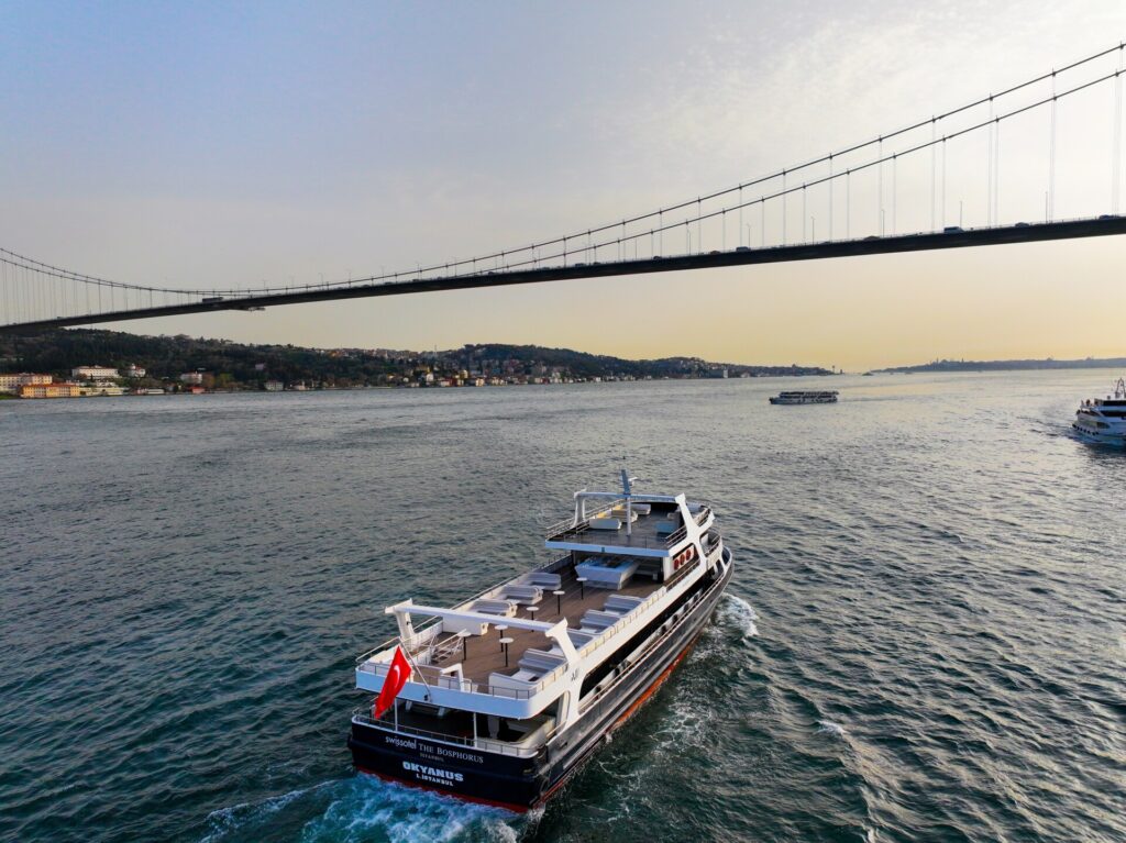 İstanbul Boğazı'nda seyreden Okyanus teknesi ve Bosphorus Köprüsü manzarası