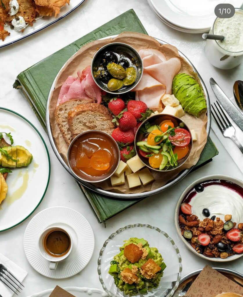 Zengin kahvaltı sofrası: şarküteri tabağı, granola, avokado ve kahve