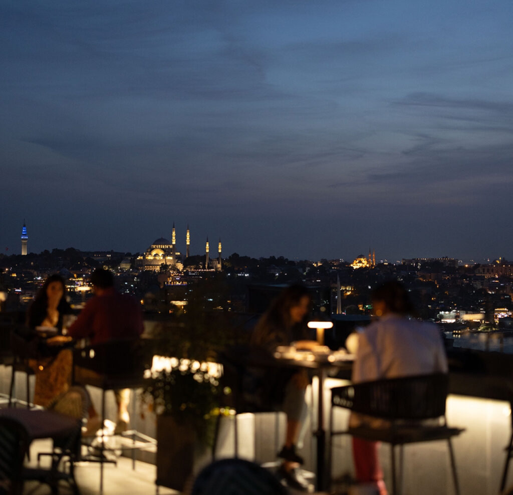 Akşamüstü bir çatı katı restoranından İstanbul şehir ve cami manzarası