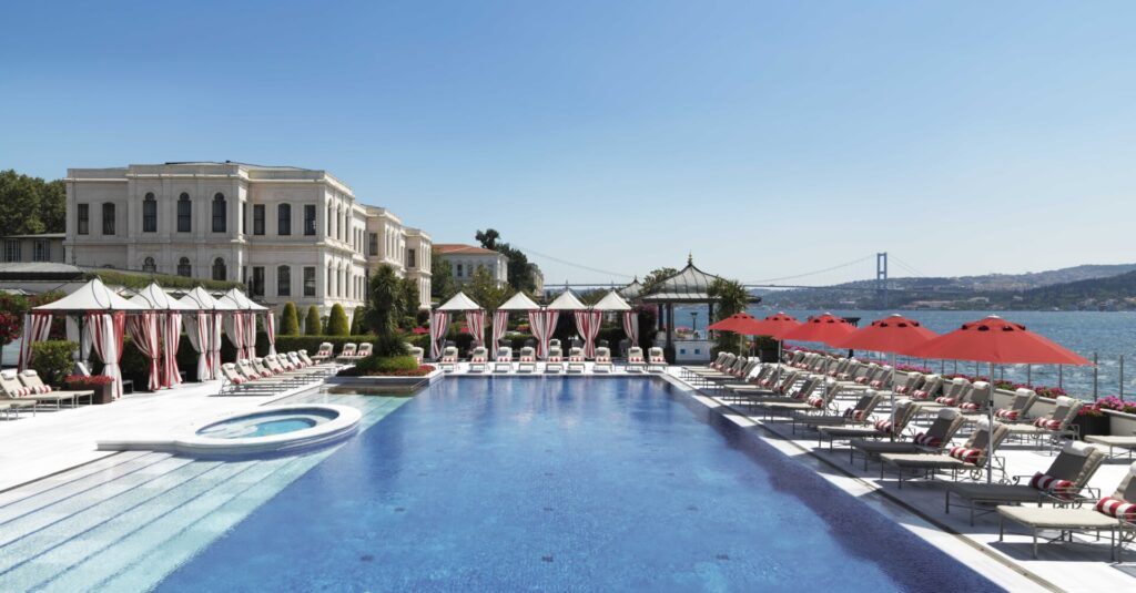 Lüks otel havuzu, Boğaz Köprüsü manzarası ve güneşlenme alanları