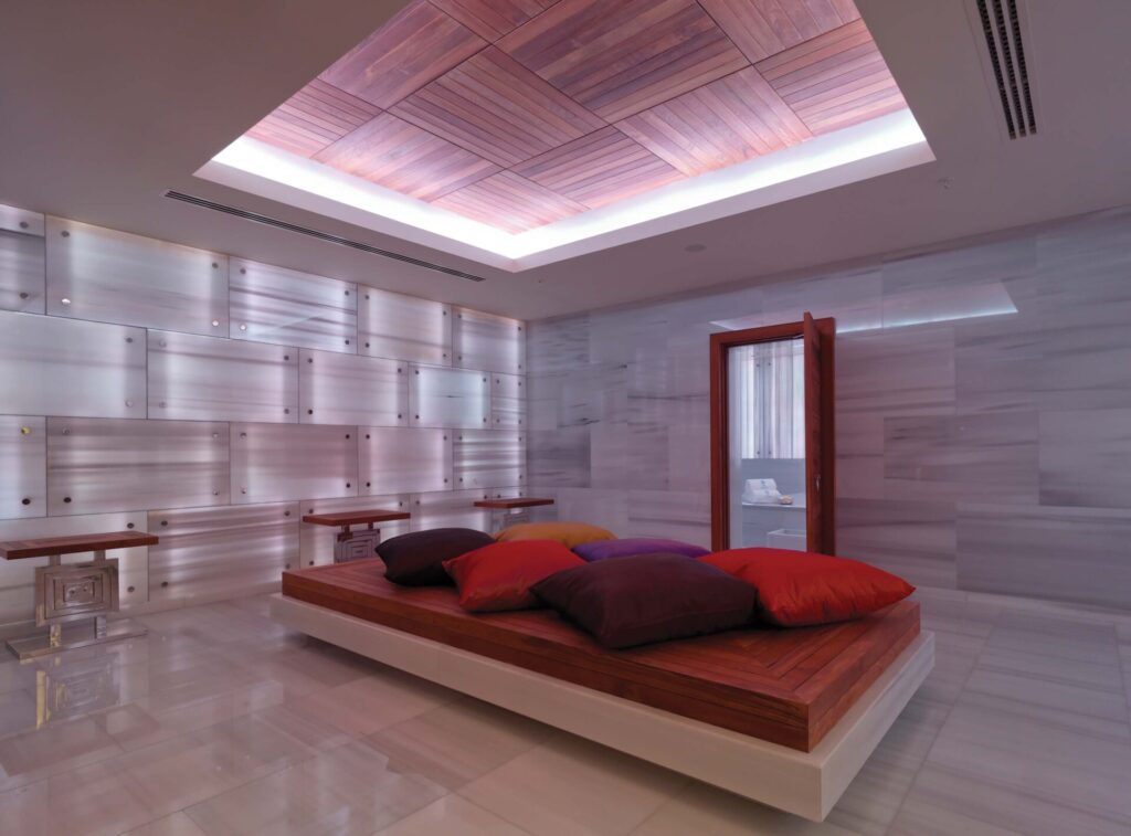 Modern lüks spa dinlenme alanı ahşap platform renkli yastıklar ışıklı paneller
