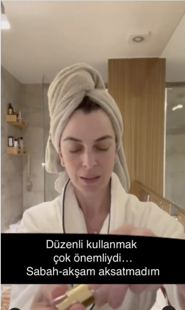 Havlulu kadın banyoda düzenli ürün kullanımının önemini anlatıyor