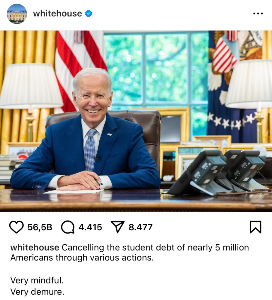 Oval Ofis'te gülümseyen Başkan Biden öğrenci borcu affı açıklıyor