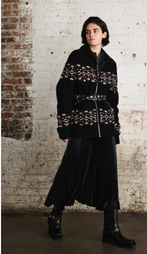 Siyah Fair Isle hırka, pilili etek ve bot giyen kadın model
