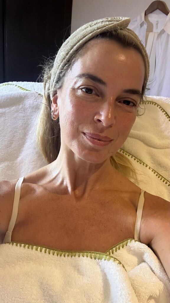 Kafa bandı takmış spa sonrası dinlenen parlayan ciltli kadın