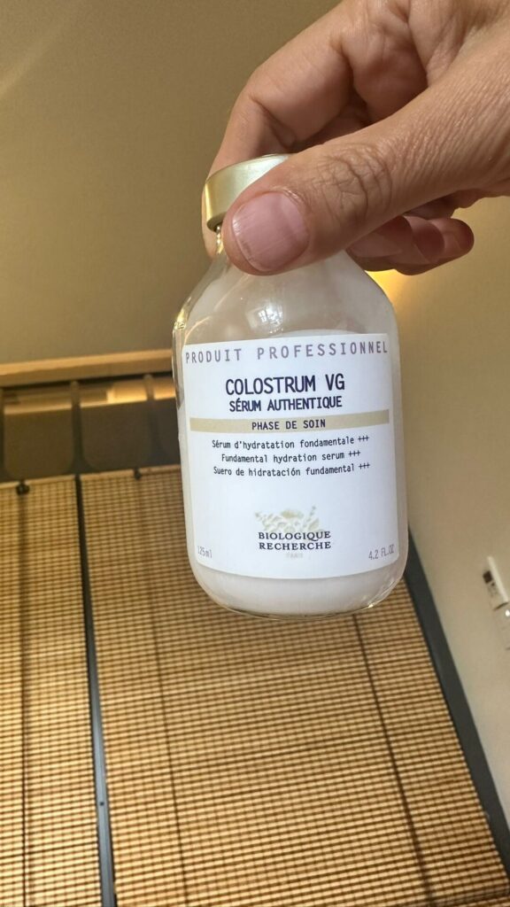 Biologique Recherche Colostrum VG profesyonel serum şişesi tutan bir el