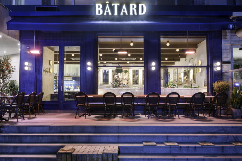 Mavi cepheli BÂTARD restoranı, gece, dış mekan oturma alanı ve merdivenler