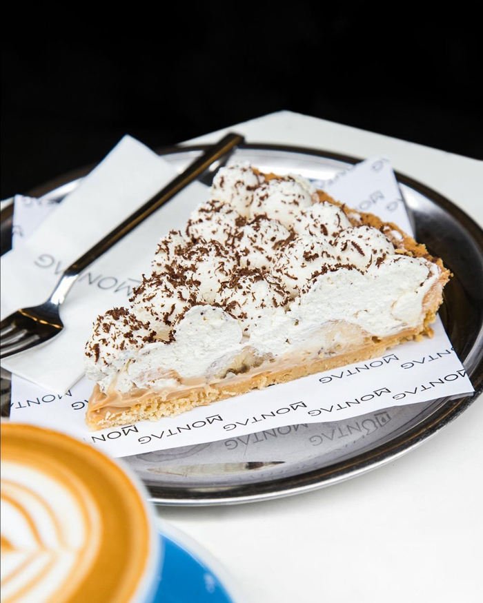 Montag logolu Banoffee turta çatal ve sanatsal kahve latte