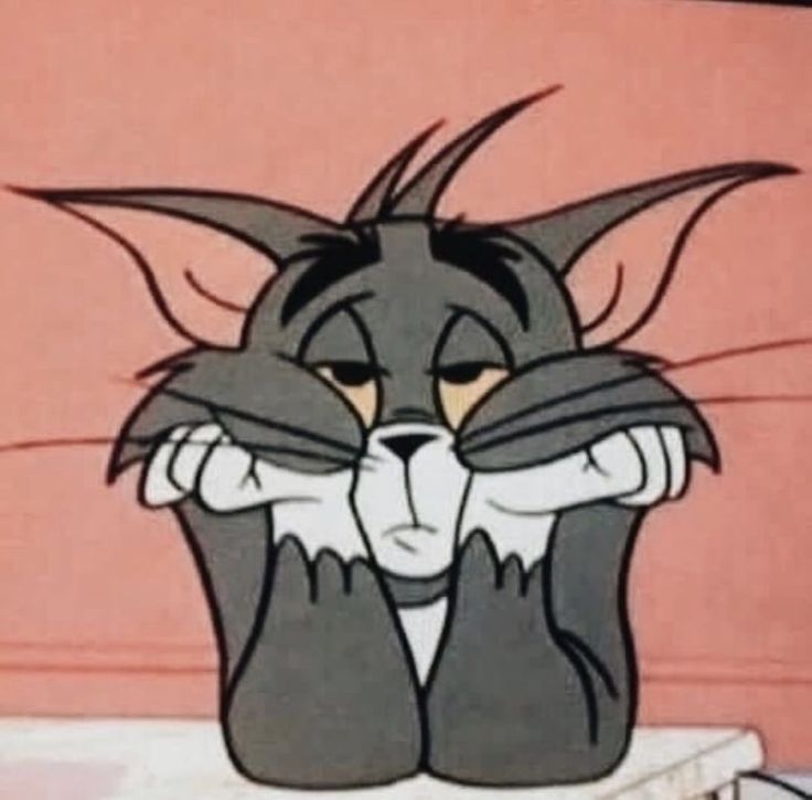 Tom kedi üzgün ve yorgun bir şekilde elleri çenesinde dinleniyor
