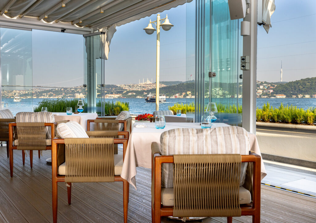 Boğaz manzaralı modern teras restoranı şık masa ve sandalyelerle
