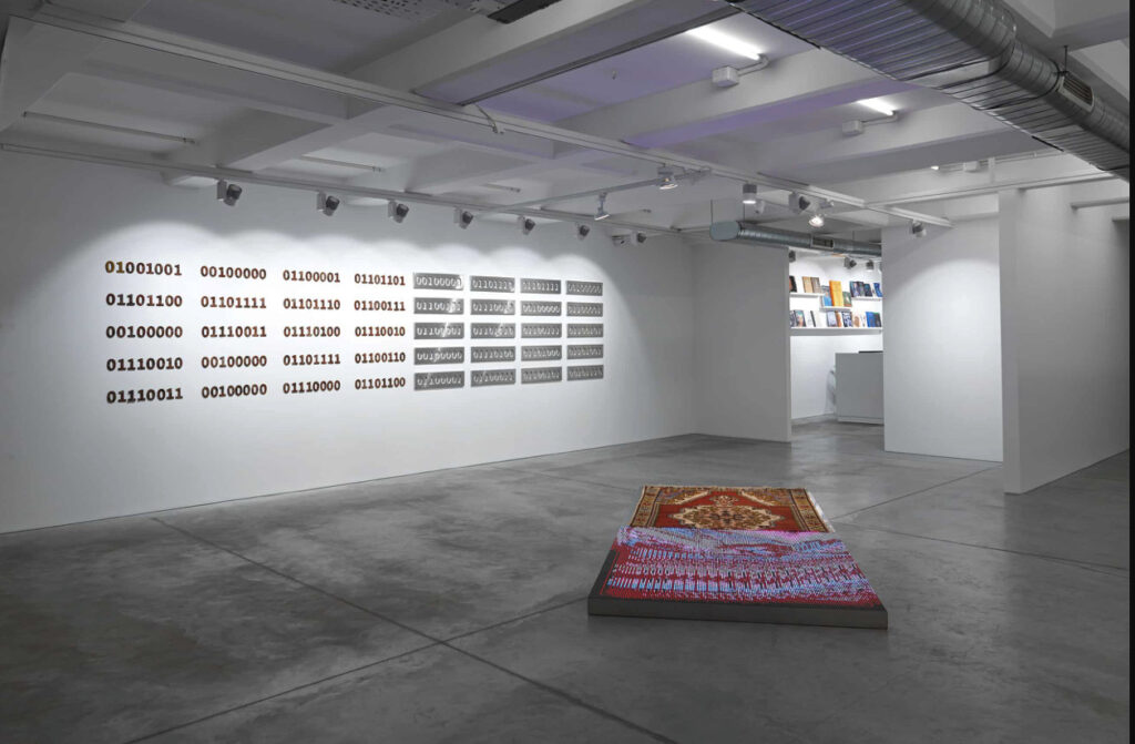 İkili kod ve dijitalleşen halının bulunduğu çağdaş sanat galerisi