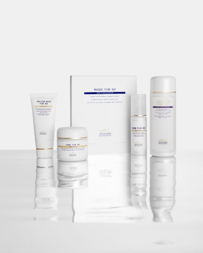 Yansıtıcı yüzeyde Biologique Recherche PIGM 400 cilt bakım ürünleri koleksiyonu